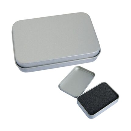 Estuche metálico con eva color gris oscuro en el interior.