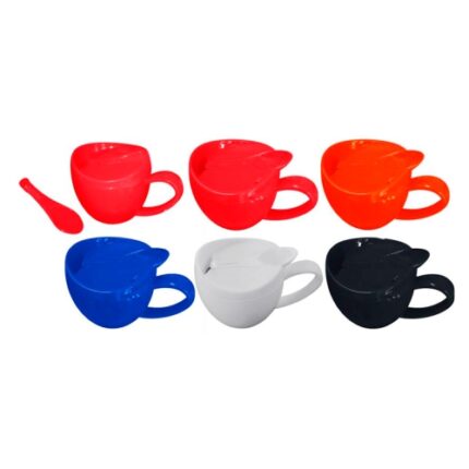 Taza de material plástico con tapa y cuchara. Capacidad 450 ml