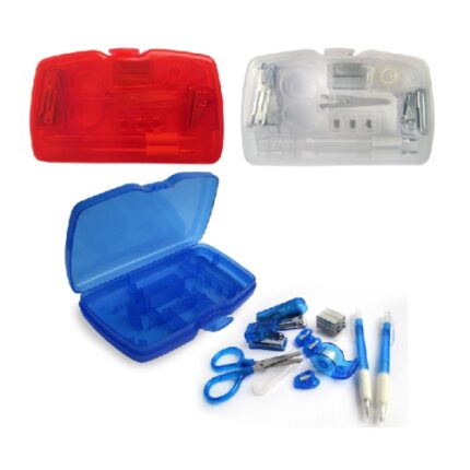 Estuche de plástico con 1 tijera, 2 lapiceros, cinta adhesiva, perforador y engrapadora