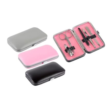 Set de manicure de plástico. Incluye 1 pinza, tijera, corta uñas, lima y removedor de cutícula