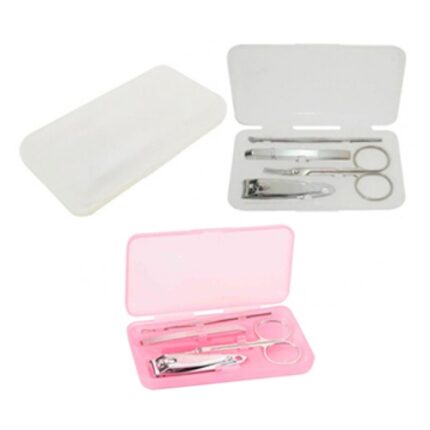 Set de manicure de plástico transparente. Incluye 1 pinza, tijera, corta uñas y removedor de cutícula