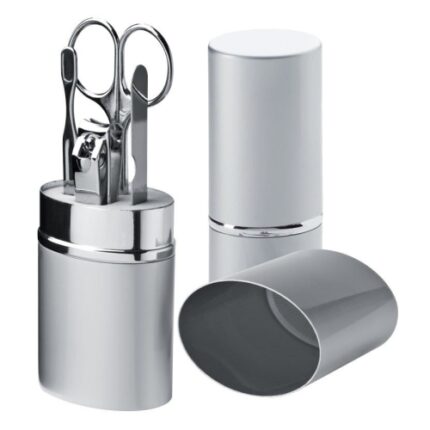 Set de manicure de metal. Contiene 1 lima, tijera, corta uñas y removedor de cuticula